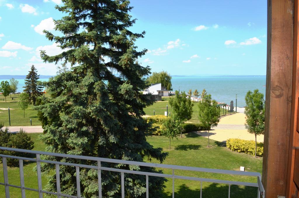 Hotel Holiday Сиофок Екстериор снимка