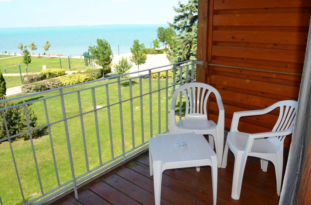 Hotel Holiday Сиофок Екстериор снимка