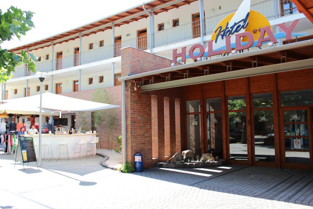 Hotel Holiday Сиофок Екстериор снимка