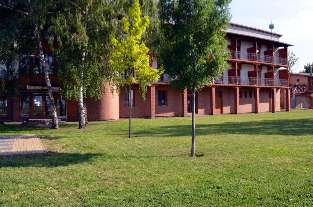 Hotel Holiday Сиофок Екстериор снимка