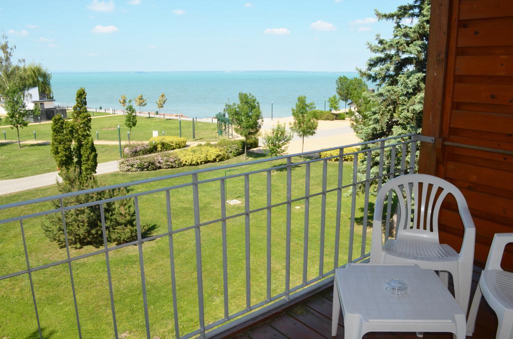 Hotel Holiday Сиофок Екстериор снимка